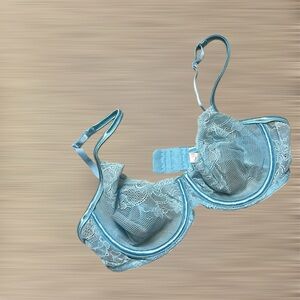 ⚪️VICTORIA’S SECRET: Women’s 36C, light blue laced underwire padless bra⚪️